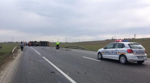 Un tir încărcat cu pietriş s-a răsturnat în Vrancea. Două persoane au ajuns la spital 