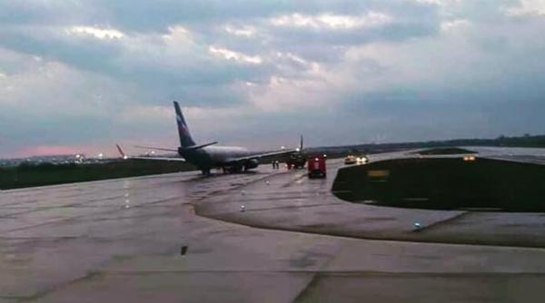 Clipe de groază pentru pasagerii unui Boeing-737. Pilotul a anunțat că aeronava are o defecțiune și trebuie să aterizeze forțat - VIDEO