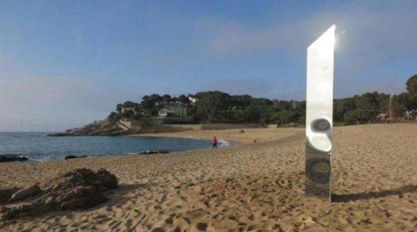 Reapar monoliții. Un nou obiect misterios găsit pe o plajă în Spania