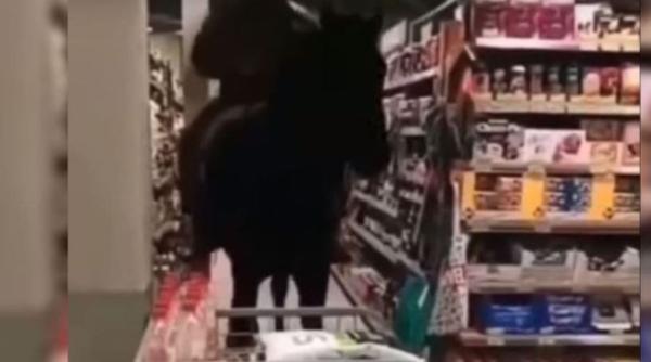 Un bărbat a intrat, într-un magazin, călare pe cal. Poliția îl caută pentru a-l amenda - VIDEO