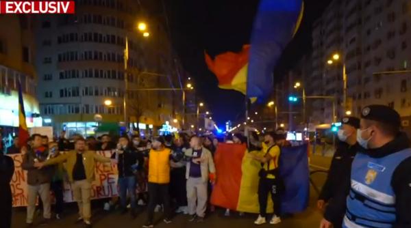 A patra seară de proteste în România. Manifestanții reclamă dictatura medicală și cer libertate
