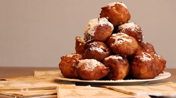 Bunuelos cu mere, desertul pufos și suculent, tradițional în Spania. Mai delicios decât papanașii!