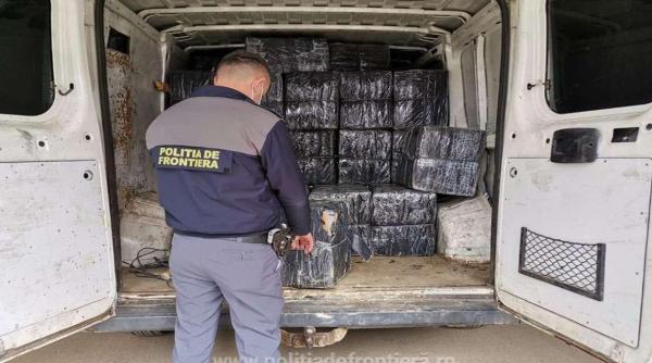 Doi români, cercetaţi pentru contrabandă. Au rămas și fără automobile, și fără marfă