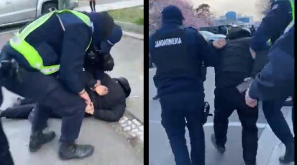 Un bărbat care participa la proteste a fost pus la pământ și băgat în dubă de jandarmi, la Constanța