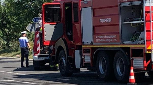 Un microbuz cu pasageri a luat foc din mers