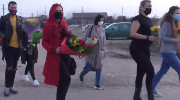 Mai mulți români au dus flori la un spital COVID-19 şi i-au aplaudat pe medici: „Nu suntem de acord cu injuriile care se aud prin pieţe” (VIDEO)