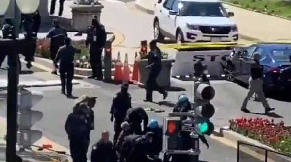UPDATE. Alertă de securitate la Capitoliu. Doi polițiști, loviţi de o mașină. Autorul atacului și un agent, morți (VIDEO)