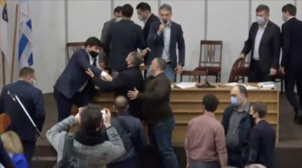 Bătaie în ședința Consiliului Municipal Chișinău. Aleșii locali și-au împărțit pumni și palme. Mărul discordiei, un proiect imobiliar