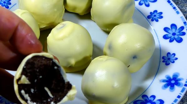 Bile Oreo, un desert spectaculos din doar trei ingrediente: Crocante la exterior și foarte pufoase în interior