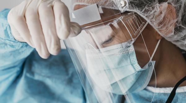 Doctori români: „Afară scandau acei anti-mască. Noi aşteptam un loc la ATI ţinând de mână pacientul ce avea nevoie de oxigen”