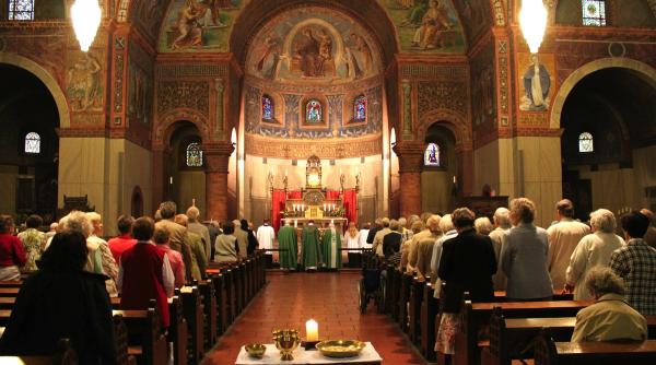 MAI: Pentru slujbele de Paştele catolic, circulaţia va fi permisă între orele 20.00 şi 2.00 noaptea. Condiții