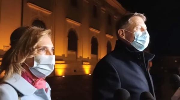 Klaus Iohannis participă alături de soția Carmen la Slujba de Înviere din Sibiu