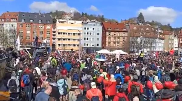 Protest cu mii de persoane în Germania. Locuitorii din Stuttgart au reclamat apeluri automate pentru a veni la manifestaţii. Cine este în spatele protestelor - VIDEO