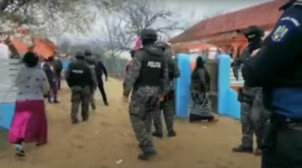 Nuntă spartă de mascaţi. Au plecat care-ncotro când au văzut echipajele. S-au dat singuri de gol pe internet - VIDEO