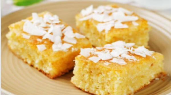 Chec din iaurt și făină de cocos. Rețeta unui desert ușor, rapid și cu doar 190 de calorii 