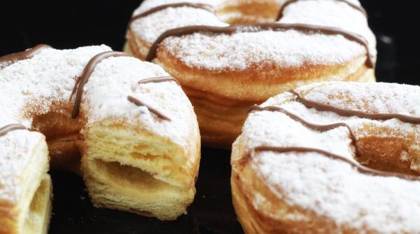 Cronut (gogoașa croissant), cel mai cunoscut desert hibrid din lume. Rețeta celui mai râvnit dulce