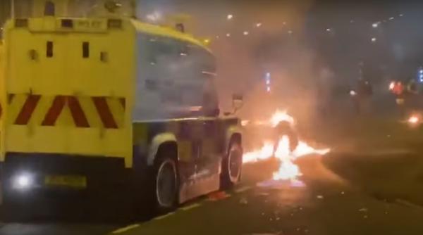 Irlanda de Nord. Proteste violente post-brexit. Mai mulţi poliţişti răniţi. Un protestatar a luat foc în timp ce incendia maşina poliţiei - VIDEO