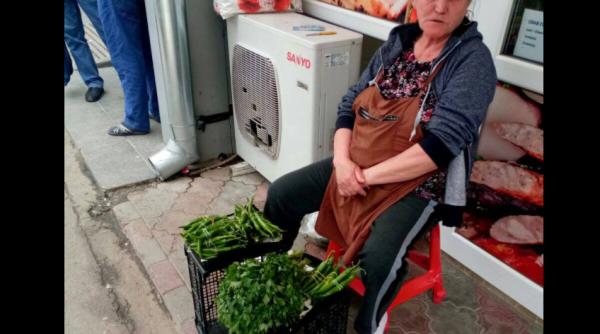 O primărie din România oferă tarabe GRATUITE pentru bătrânii care vând legume sau fructe în stradă