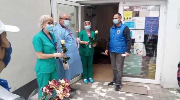 Românii din „Diaspora Europeană“ au oferit „Flori pentru salvatori“: Omagiu pentru cadrele medicale din spitalele din România