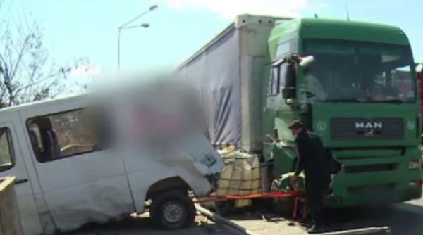 O dubă a fost spulberată de TIR, la câteva clipe după ce au coborât muncitorii români