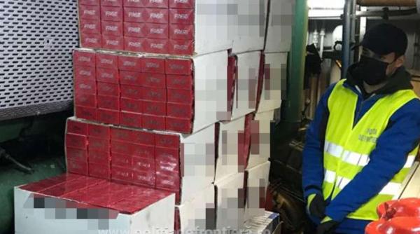 O navă, sosită din Turcia în Portul Constanța, verificată de Garda de Coastă, în urma unui pont. Câinele polițist a mers imediat la tancul de balast 