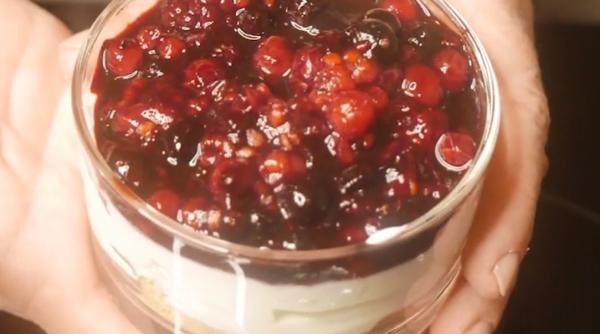 Prăjitură cu brânză și fructe de pădure. Rețeta unui desert cu 100 de calorii și gata în 5 minute