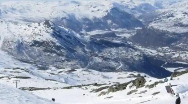 Un bărbat s-a rătăcit pe munte, în mijlocul unei furtuni de zăpadă. Dorea să ajungă în Suedia, evitând carantina obligatorie