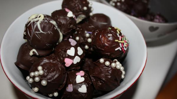 Bomboane de marțipan făcute în casă. Rețeta de post