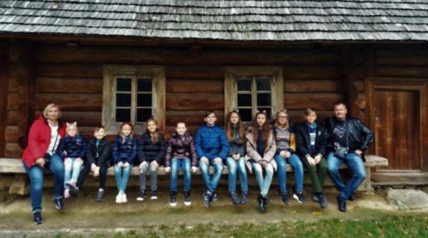 13 copii au rămas orfani, după ce ambii părinţi au fost răpuşi de Covid 