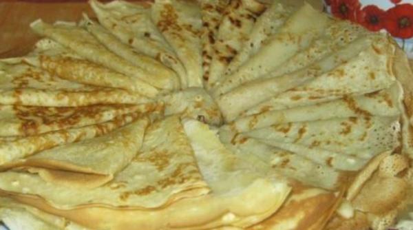 Clătite de post cu lapte vegetal. Răsfață-te cu un desert recomandat de nutriționiști