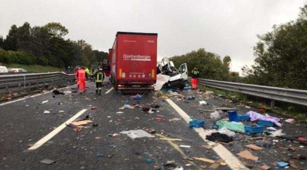 Italia. Român, implicat într-un teribil accident. Duba acestuia s-a dezintegrat în urma impactului cu un TIR