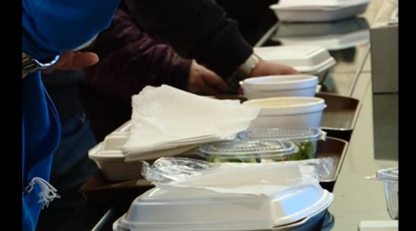 Parlamentarii rămân fără mâncarea IEFTINĂ de la restaurant. ADIO, borș la 2 lei și piept de pui la 4,5 lei