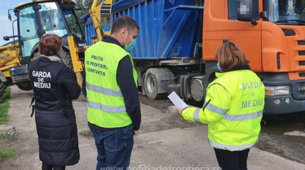 Camion venit din Bulgaria, întors din drum la frontieră. Era plin cu deșeuri de sticlă spartă 