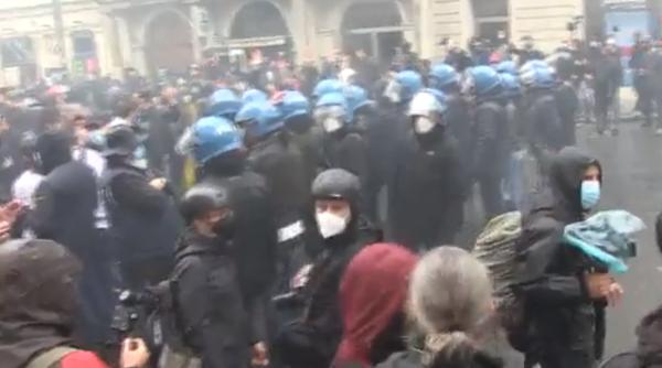Italia. Ciocniri violente între protestatari și forțele de ordine, la Roma: Manifestanții au aruncat cu petarde spre polițiști (VIDEO)