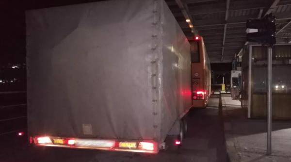 Autocar românesc, cu numere false, blocat de polițiști la Vama Albița. Șoferul, explicație halucinantă