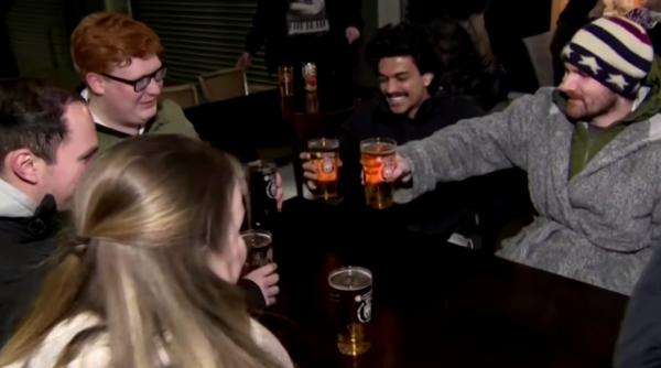 Anglia a dat startul la "marea relaxare". Oamenii s-au înghesuit la terase, iar Boris Johnson s-a tuns în ziua ieșirii din lockdown