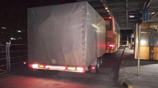 Dosar penal pentru un șofer, care intenționa să iasă din țară. Autobuzul pe care îl conducea avea numere de înmatriculare de la un alt vehicul