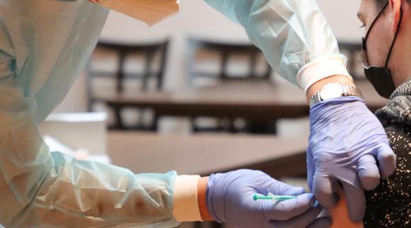 Record al românilor vaccinați în 24 de ore: peste 80.000 de oameni