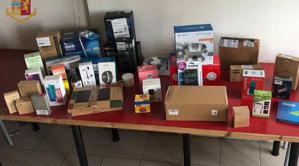 Italia. Șofer român, prins cu bunuri furate de la Amazon. Intenționa să le vândă în România și să câștige mulți bani