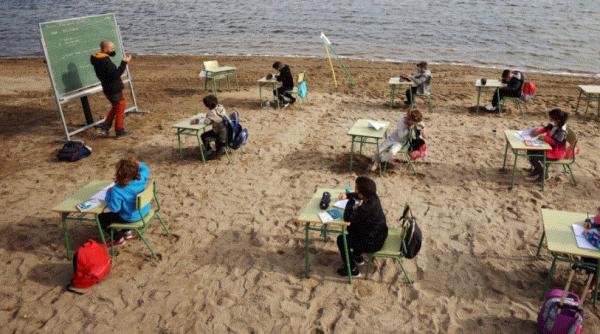Lecțiile online s-au mutat pe plajă. Soluție inedită într-un oraș din Spania