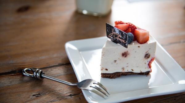 Tort Sărutul Îngerilor, desertul rafinat și divin gata în câteva minute. Este magnific atât ca aspect cât și la gust!