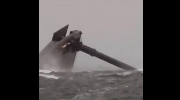 VIDEO. 12 oameni dispăruţi şi un mort după ce o navă s-a scufundat