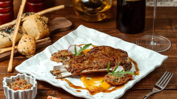 Coaste de miel cu usturoi și plăcintă cu cartofi, friptura magică pentru masa de Paște. Preparatul minunat gata în cinci pași simpli