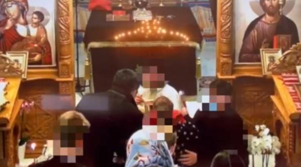 Germania. Peste 100 de români, inclusiv copii, înghesuiți și împărtășiți cu aceeași linguriță, în ciuda restricțiilor: „Ce spune preotul este lege!” (VIDEO)