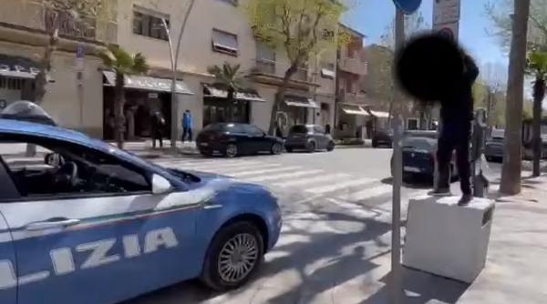 Italia. O româncă, protest împotriva restricțiilor, pe un coș de gunoi: „Stau fără muncă de un an de zile, vreau să lucrez!” (VIDEO)