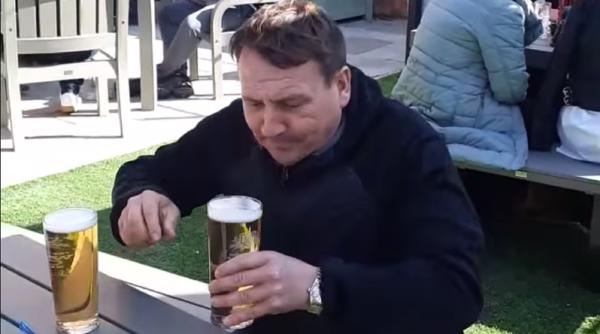 Gestul unui britanic, viral. Ce a putut să facă cu prima bere comandată după lockdown (VIDEO)