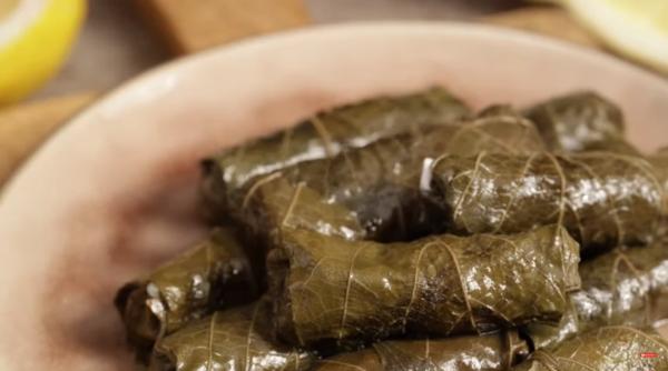 Sarmale de post cu dovlecei, în foi de viță: Rețeta care va parfuma bucătăria cu miros de primăvară