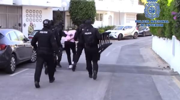 Spania. Un român și-a bătut și violat soția de față cu cei doi copii: „Te tai bucăți, trimit rămășițele familiei și mă arunc cu băieții de la balcon!”