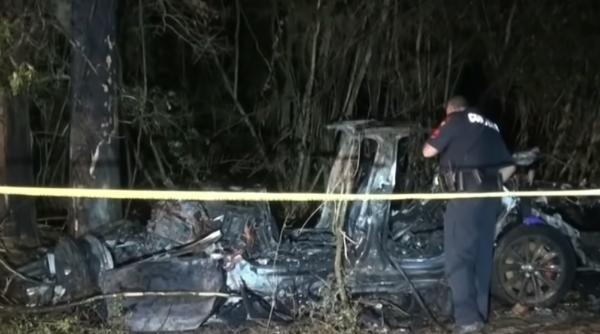 Doi bărbați au murit după ce au intrat cu o Tesla într-un copac. Anchetatori: „Nimeni nu conducea mașina” (VIDEO)