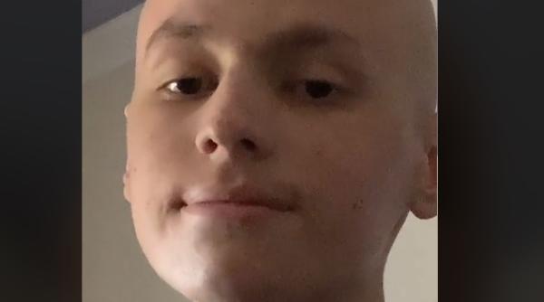 Italia. Viaţa unui adolescent român, curmată la doar 17 ani. Şi-a povestit lupta cu boala pe internet: "Sunt încă aici, indestructibil"